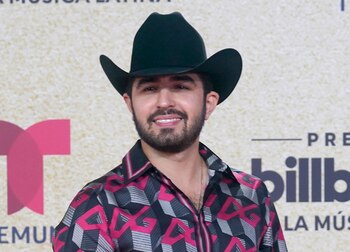 ARCHIVO - Joss Favela llega