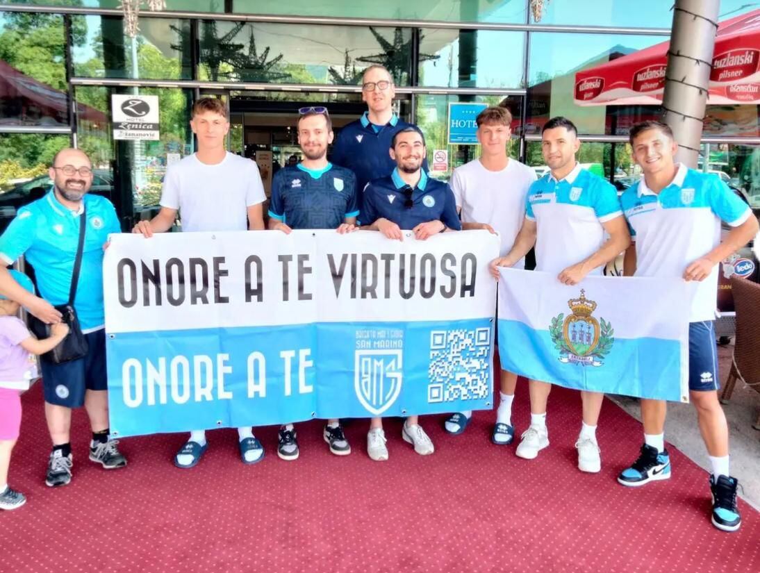 Fausto Salicioni junto a hinchas de San Marino que fueron a ver el partido por Eliminatorias contra Bosnia y Herzegovina en junio pasado