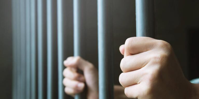Contra lo que pretenden la narrativa de ambos extremos, en la Argentina, en la actualidad, hay menores de entre 16 y 18 años condenados a penas de 20 a 30 años de cárcel. Es decir, penas de adultos - crédito Infobae