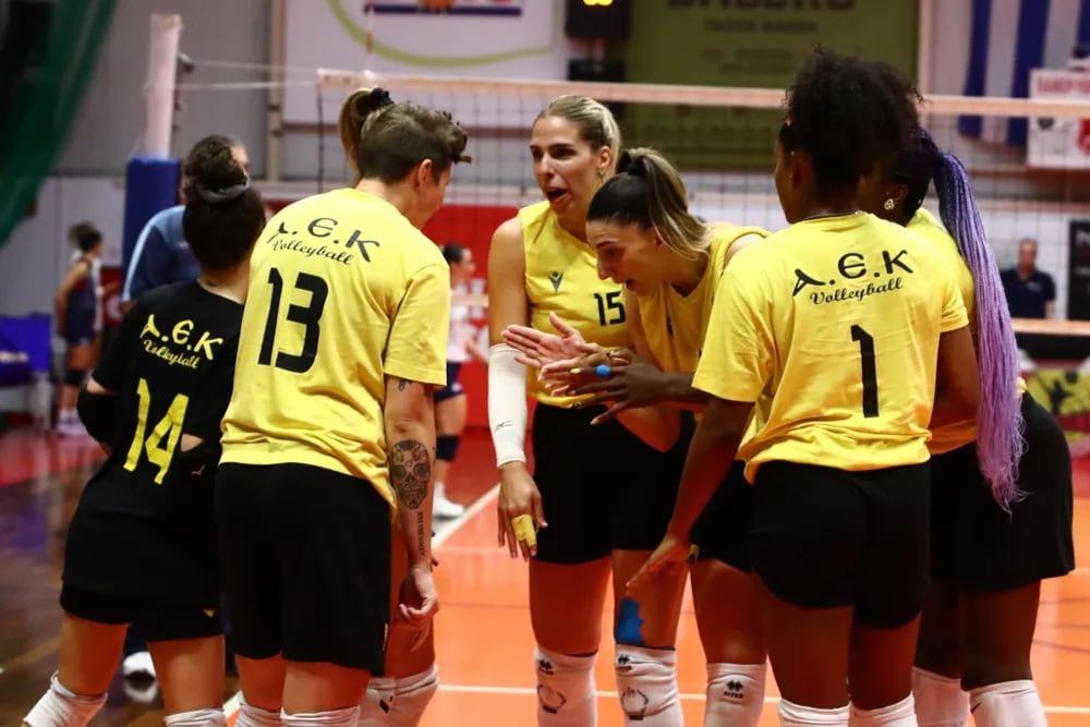 Ángela Leyva comenzó su adaptación en el vóley griego. Crédito: AEK Atenas