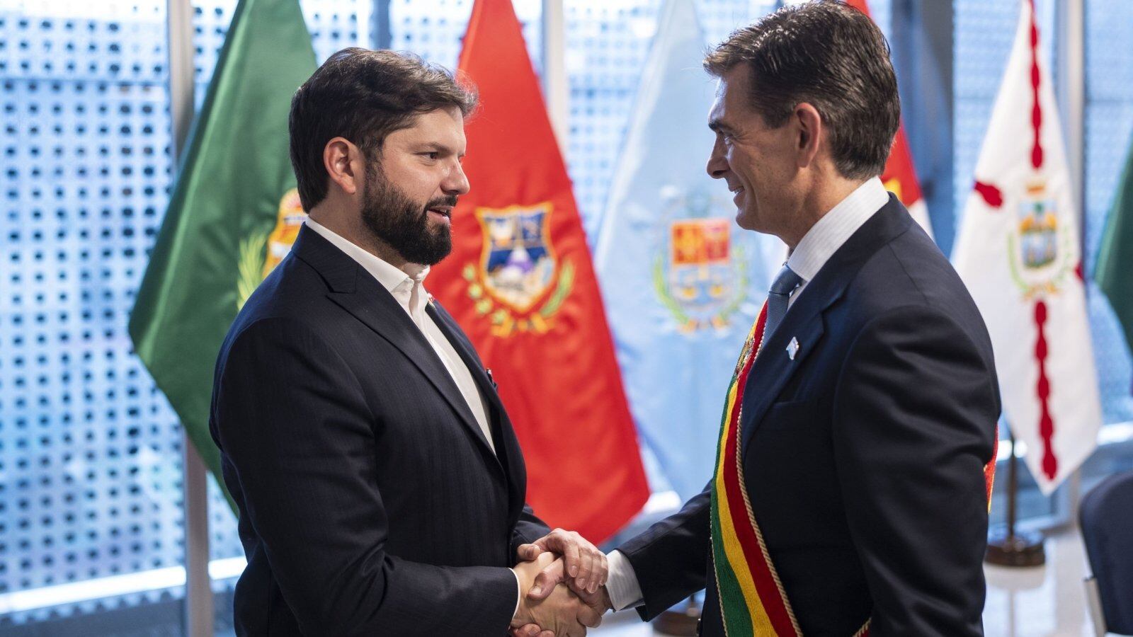 El presidente de Chile, Gabriel Boric, saludó al mandatario boliviano Rodrigo Paz en su investidura presidencial este sábado