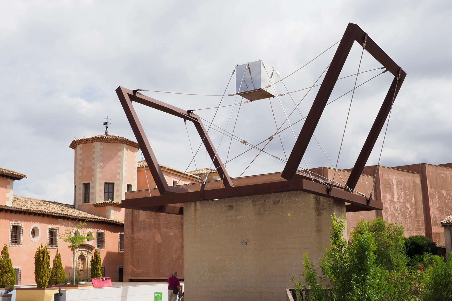 Monumento a la Constitución de Gustavo Torner en Cuenca, en el que se colocó en julio una placa por el centenario del nacimiento del artista. EFE/ Álvaro del Olmo
