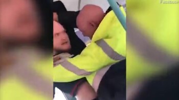 El conductor intenta contener a