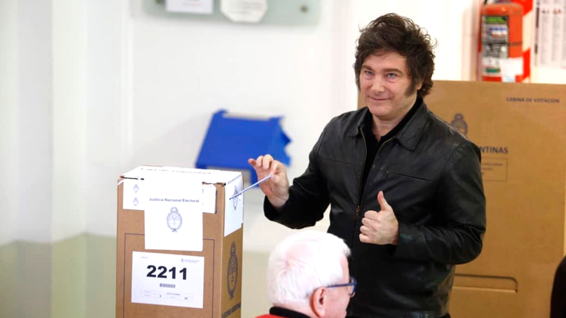 El presidente Javier Milei vota en la sede de la UTN en el barrio porteño de Almagro, durante las elecciones legislativas de 2025 (Foto: Daniel Vides / NA)