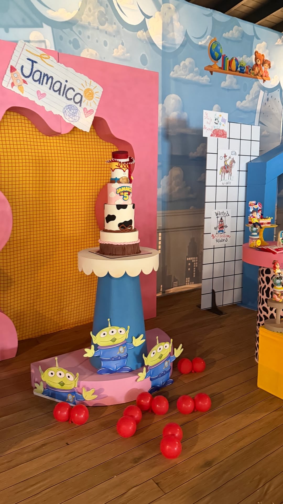 Para este cumpleaños la influencer eligió una torta de tres pisos con los personajes de la película de Disney