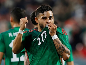 Alexis Vega lleva la 10 de la Selección Mayor.