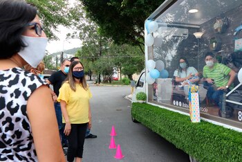 Portando cubrebocas, los invitados al