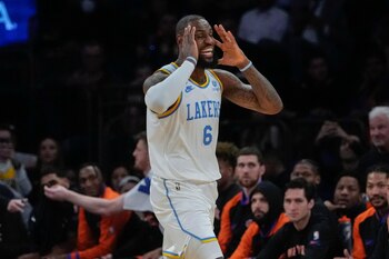 LeBron James, de los Lakers de Los Ángeles, reacciona tras una decisión arbitral en el partido ante los Knicks de Nueva York, el martes 31 de enero de 2023 (AP Foto/Frank Franklin II)