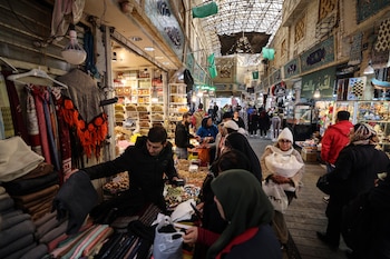 Personas compran en el Bazar