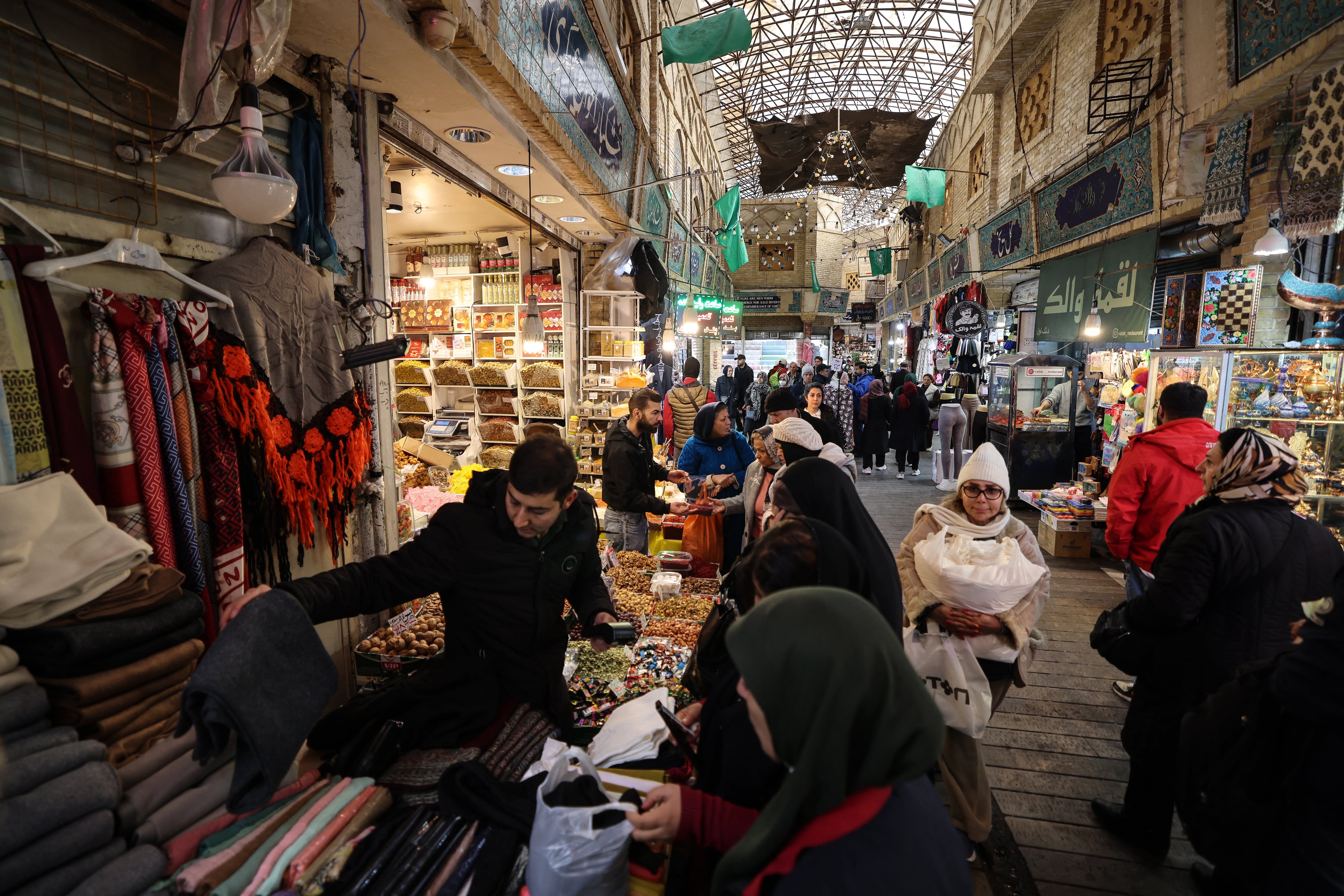 Personas compran en el Bazar de Tajrish en la capital iraní, Teherán, el 29 de diciembre de 2025. Los precios de alimentos aumentaron un 72% interanual según el centro de estadísticas estatal (Foto de ATTA KENARE / AFP)