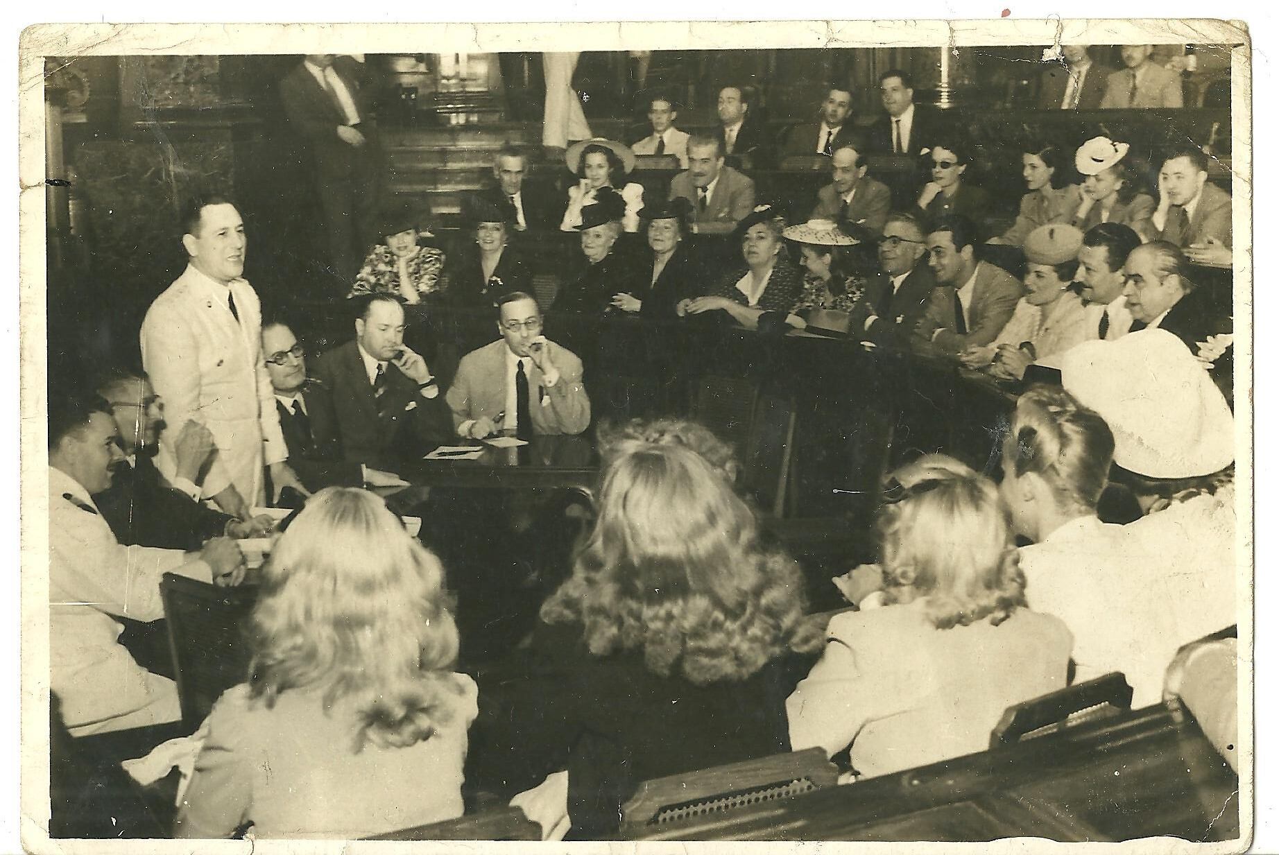 El 18 de enero de 1944, en el Hemiciclo, el entonces coronel Juan Domingo Perón, al frente de la Secretaría de Trabajo y Previsión del gobierno de facto de Pedro Ramírez y la actriz Eva Duarte se vieron por primera vez