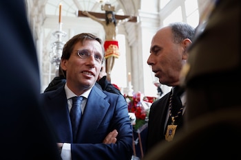 El alcalde de Madrid, José Luis Martínez Almeida y el capataz del paso Antonio Calahorro, en la procesión del Santísimo Cristo de los Alabarderos el Viernes Santo 2024 en Madrid. (EFE/ Mariscal)
