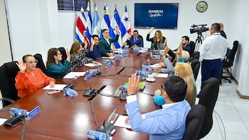El regreso del Cuerpo de Paz a El Salvador queda a un paso del pleno, pero falta un trámite clave (Foto cortesía diputado Adolfo Rivas)