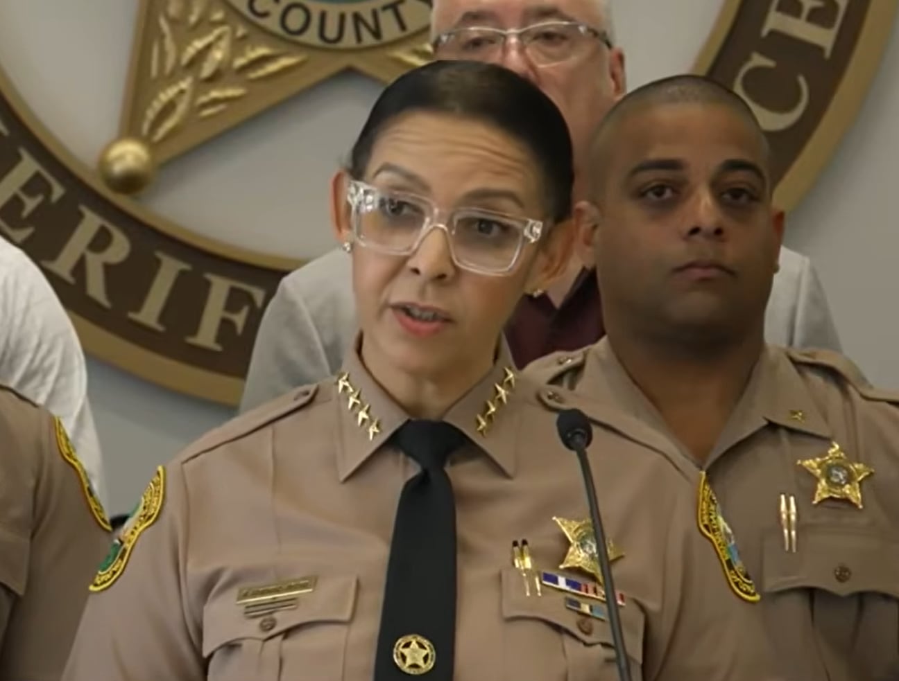 La sheriff de Miami-Dade confirmó las identidades de los cinco trabajadores de limpieza que murieron cuando un avión de carga de Amazon sobrepasó la pista del Aeropuerto Internacional de Miami (Fox News)