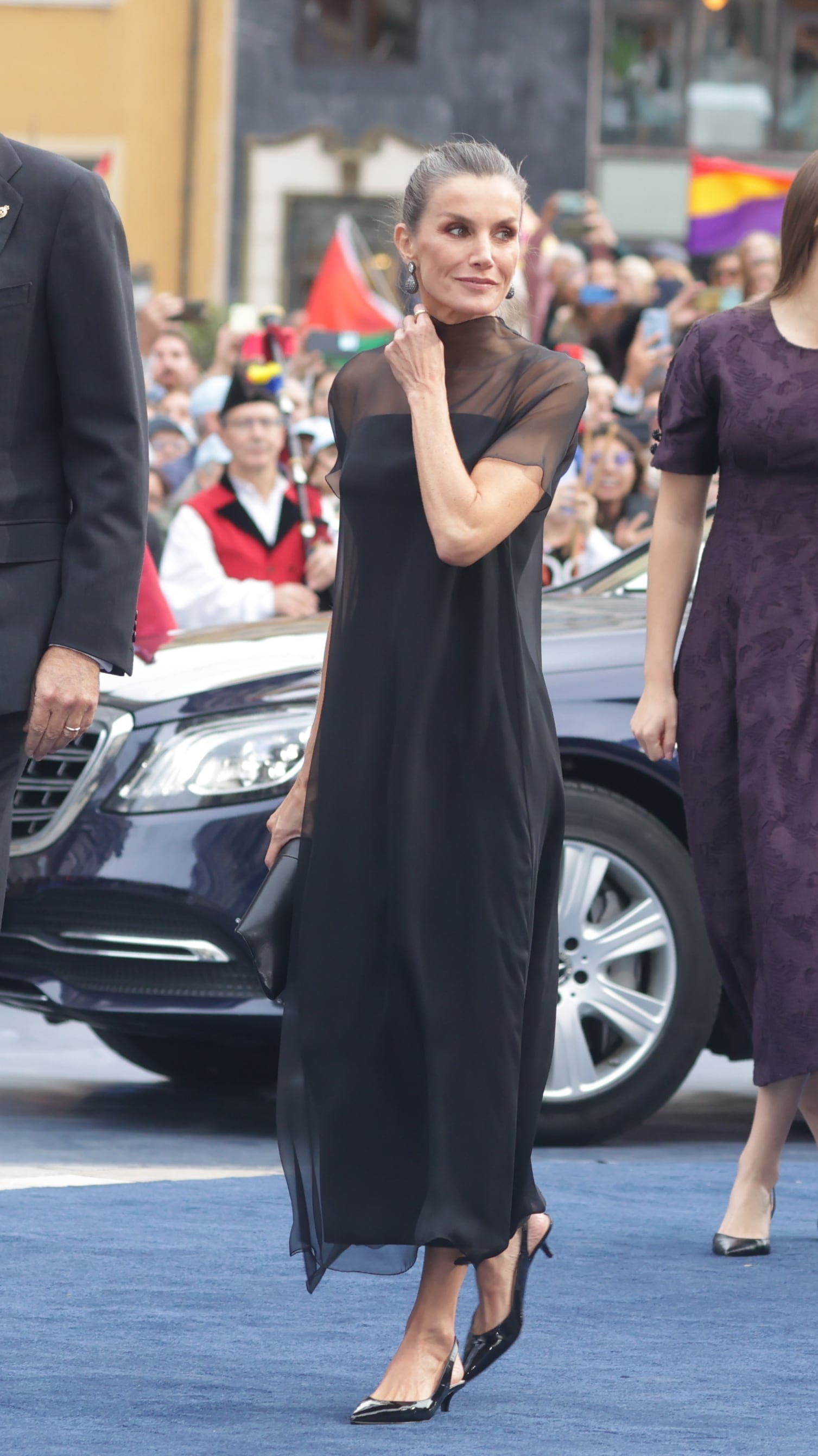 El Rey Felipe, la Reina Letizia, la princesa Leonor, y la Infanta Sofía a su llegada al Teatro Campoamor para asistir a la ceremonia de entrega de los 'Premios Princesa de Asturias 2025'. (José Ramón Hernando / Europa Press)