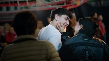 Àngela & Archie: Os bastidores aparecem entre os mais assistidos no palco. (Vídeo principal)