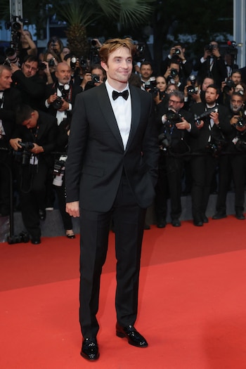 El traje negro ajustado y