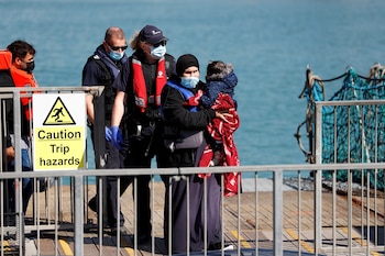 Una madre junto a su hijo rescatados del Canal de la Mancha en Dover, Inglaterra.
REUTERS/Peter Nicholls