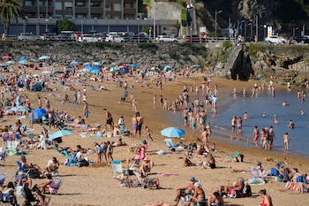 Decenas de personas disfrutan de la playa de Luanco, a 6 de septiembre de 2026. (EFE/ Paco Paredes)