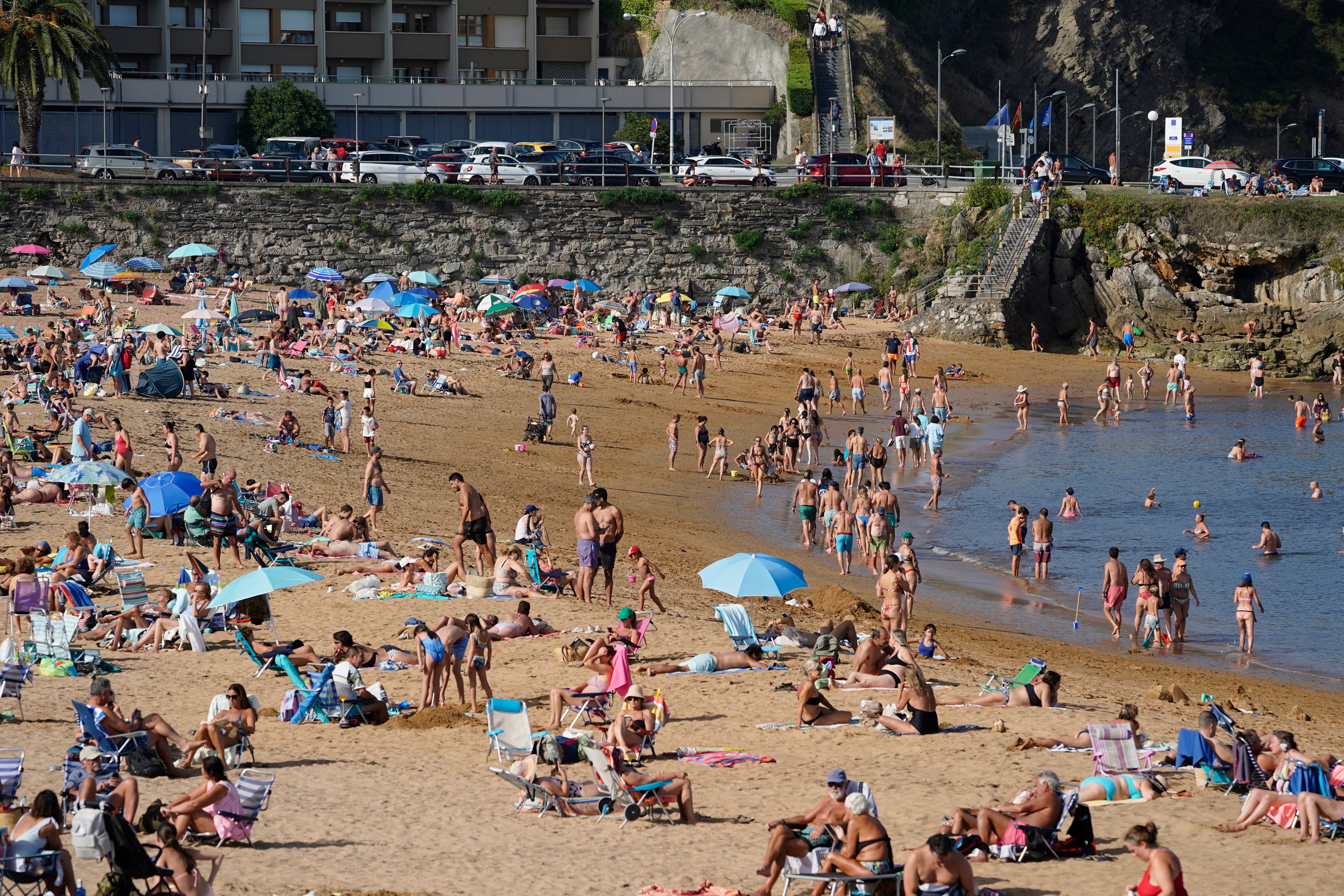 Decenas de personas disfrutan de la playa de Luanco, a 6 de septiembre de 2026. (EFE/ Paco Paredes)