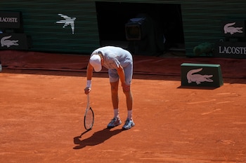 El italiano Jannik Sinner sufre un malestar por el calor durante su partido ante el argentino Juan Manuel Cerúndolo en el Abierto de Francia, el jueves 28 de mayo de 2026 (AP Foto/Aurelien Morissard)