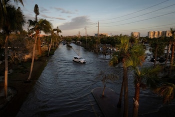El Centro Nacional de Huracanes prevé que Bertha siga fortaleciéndose mientras se aproxima a tierra en la costa del Golfo de México (REUTERS/Marco Bello)