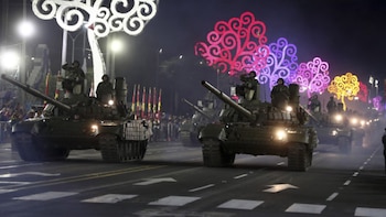 Tanques de fabricación rusa desfilan