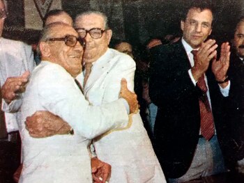 La asunción de Antonio Alegre el 6 de enero del '85. Abrazo con Alberto J. Armando, con la presencia de Carlos Heller