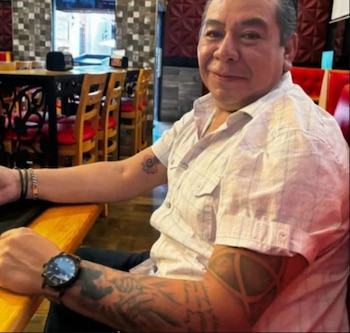 El anestesiólogo tiene varios tatuajes en los brazos que pueden ayudar a su identificación Foto: Facebook