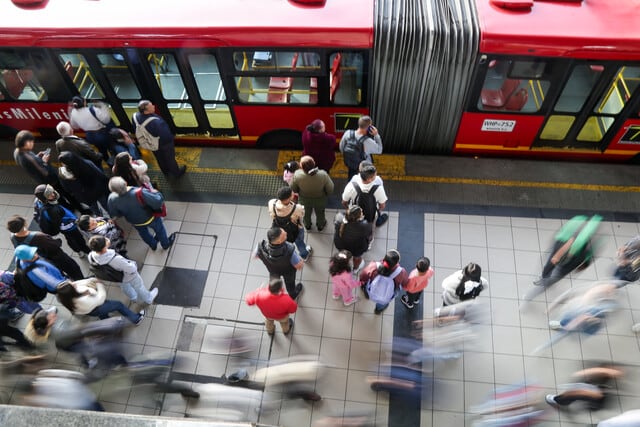 TransmiApp facilita consultar el saldo y recargar la tarjeta TuLlave desde móviles, simplificando el acceso al sistema - crédito Colprensa