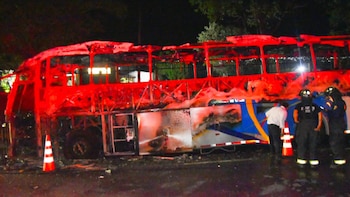 Queman un bus intermunicipal en