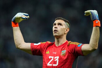 El arquero argentino Emiliano Martínez celebra la victoria ante Holanda en la tanda de penales del duelo de cuartos de final del Mundial, el viernes 9 de diciembre de 2022, en Lusail, Qatar. (AP Foto/Jorge Saenz)