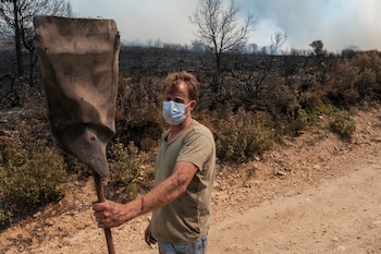 Los efectivos continúan trabajando en el incendio de La Mierla (Guadalajara). (Nacho Izquierdo/EFE)