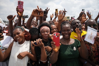 El papa León XIV ofició una multitudinaria misa en Camerún