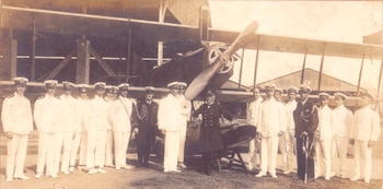 Grupo de oficiales junto a Gago Coutinho frente a un hidroavión en la Escuela de Aviación Naval, 26 de junio de 1922, en Río de Janeiro (Acervo DPHDM)