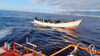 Rescatan a 47 personas migrantes a bordo de una neumática en aguas próximas a la isla de Gran Canaria
