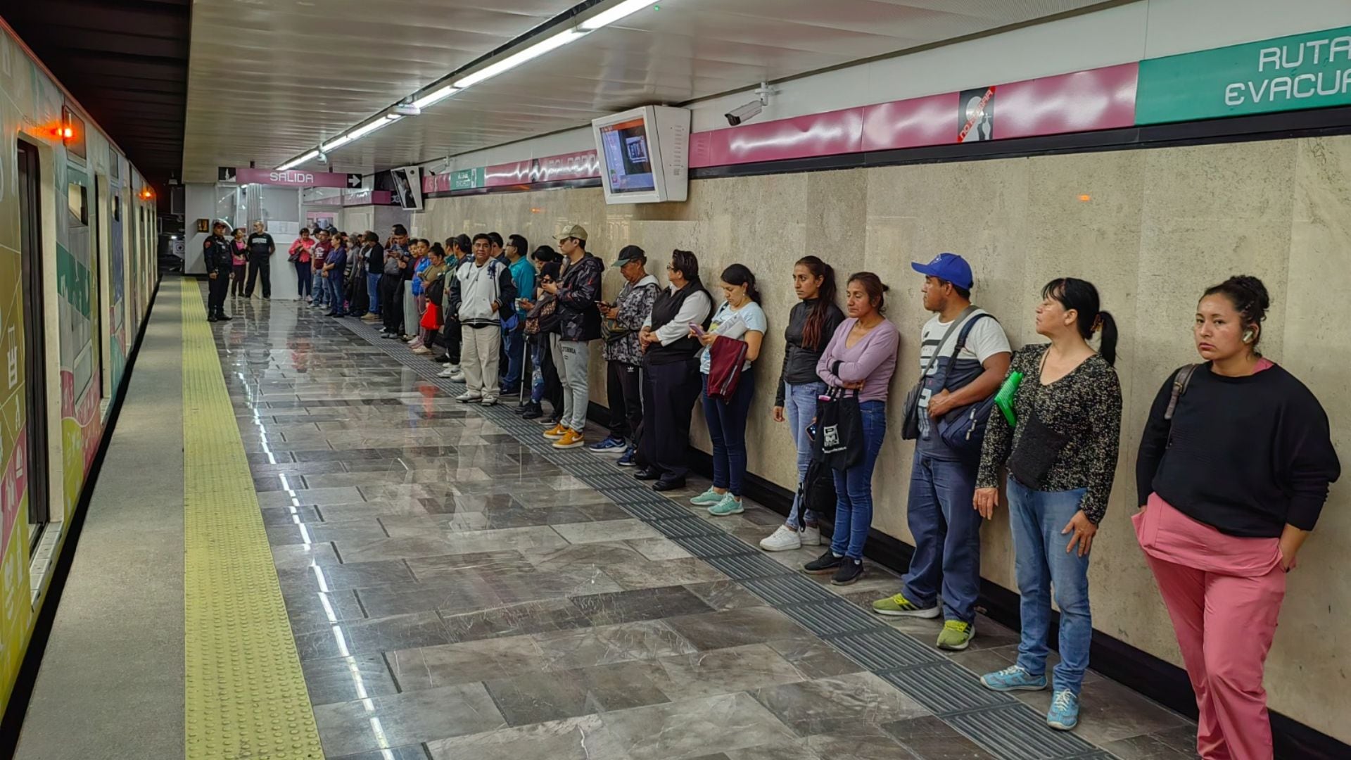 Metro CDMX y Metrobús hoy 2 de enero: usuarios reportan grieta en estación Chabacano de la Línea 8