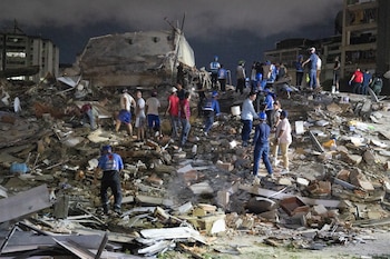 Integrantes de cuerpos de emergencia buscan víctimas este miércoles, luego de dos fuertes terremotos sacudieron el Caribe venezolano en Caracas, Venezuela. (EFE/ Rayner Peña)