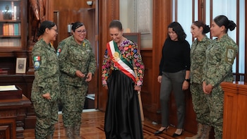 Claudia Sheinbaum presenta a artesanas del taller Biulú y agradece por el vestido que usó en el grito de Independencia