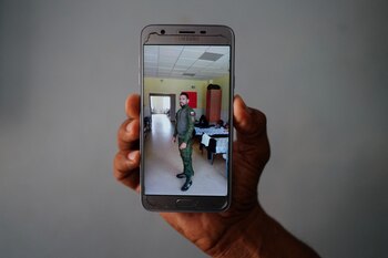 Un familiar muestra una foto