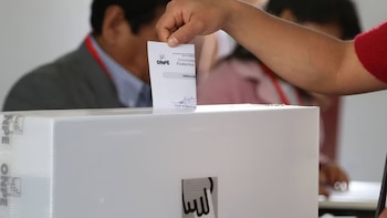 La cédula de votación debe marcarse únicamente con cruz (+) o aspa (x) dentro del recuadro del partido o candidato; errores pueden anular el voto - Créditos: Andina.