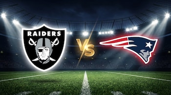 Escudo de Las Vegas Raiders a la izquierda y de New England Patriots a la derecha, separados por las letras VS doradas en un estadio de noche.