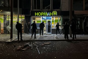 Varias personas miran los destrozos