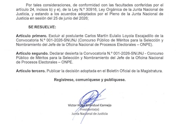 Documento oficial con texto impreso, encabezado 'SE RESUELVE', artículos numerados, firma de Víctor Hugo Chanduvi Cornejo, sello