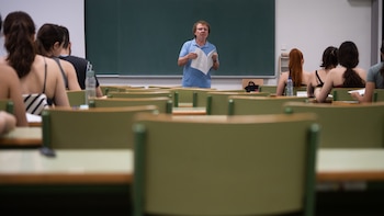 El infierno de los profesores interinos en Andalucía, obligados a alquilar o a conducir durante horas para trabajar: “No te permite tener vida, vives con la maleta a cuestas”