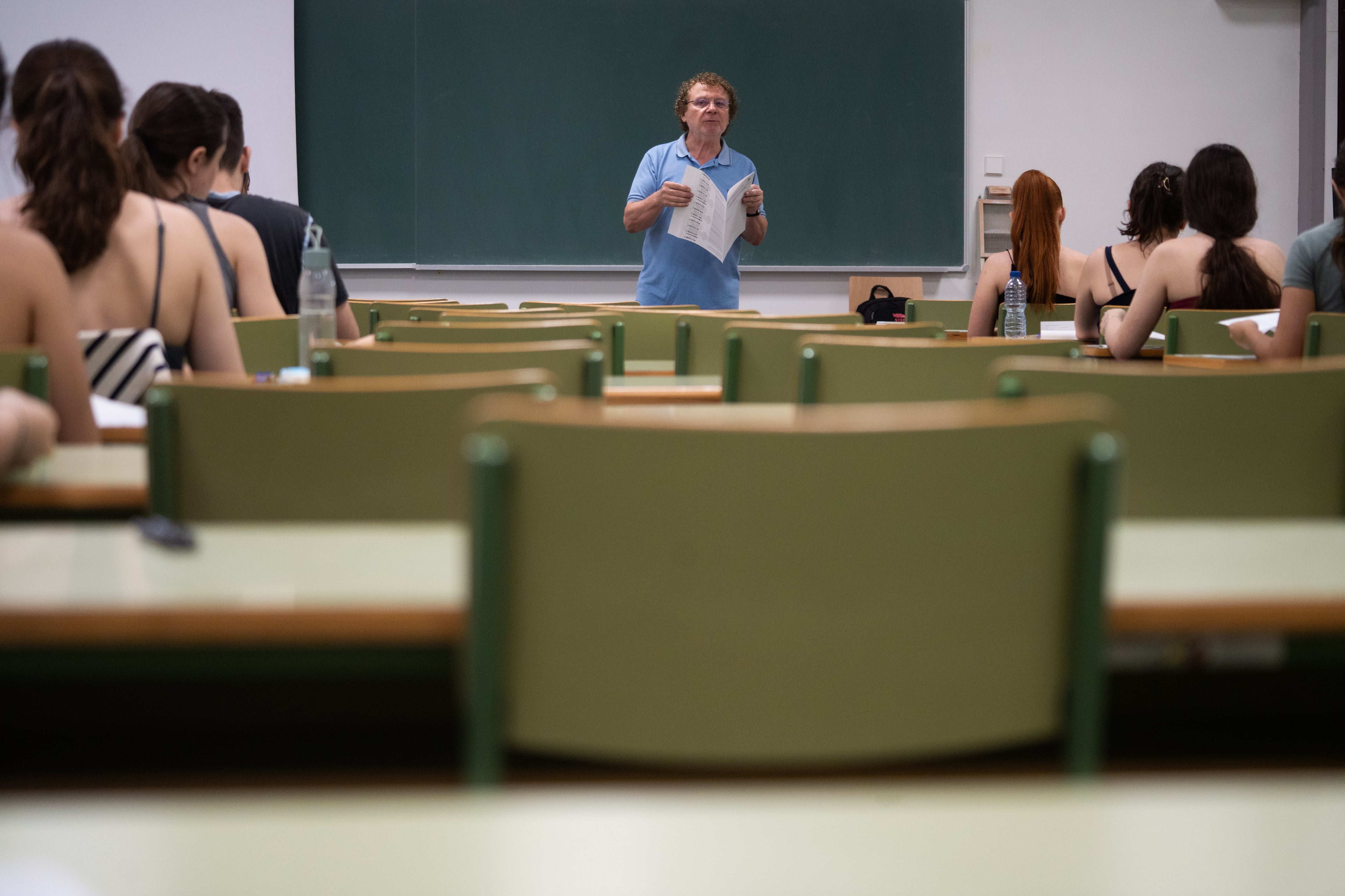 Un profesor en un aula en una imagen de archivo. (Jorge Gil / Europa Press)