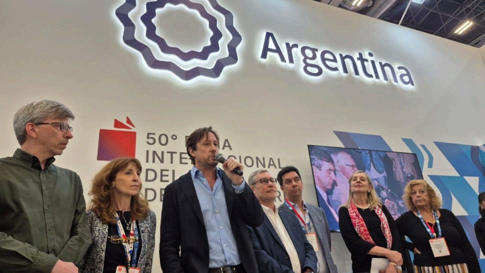 Gabriel Waldhuter, secretario de la Fundación El Libro; Gabriela Pérez, Presidenta del Comité de la Feria Infantil; Christian Rainone, Presidente de la FEL; Ezequiel Martínez, su Director; Alejo Ávila, protesorero de la FE; la embajadora María Gabriela Quinteros y Ana María Cabanellas, Representante Internacional de la FEL
