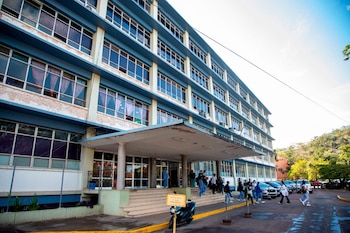 El Gobierno busca estabilizar el sistema mientras persisten demandas del personal de salud. (FOTO: Contracorriente Honduras)