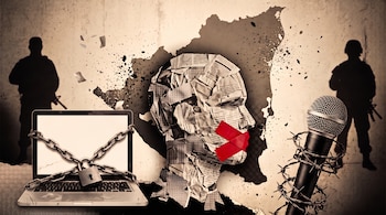 Mapa de Nicaragua entre dos siluetas de soldados, una computadora encadenada, una cabeza de papel con cinta roja y un micrófono con alambres.