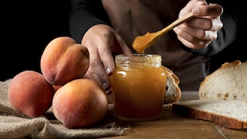 Cómo hacer mermelada de melocotón casera, un clásico del desayuno con un facilísimo paso a paso
